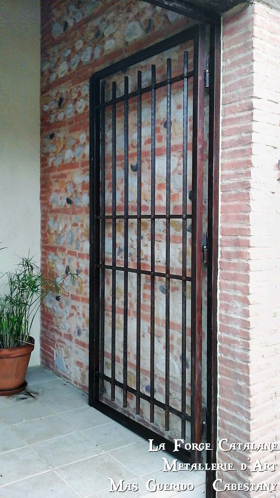 grille articulee 1 vantail traverses renflees rouille fer Forge Catalane Cabestany.jpg